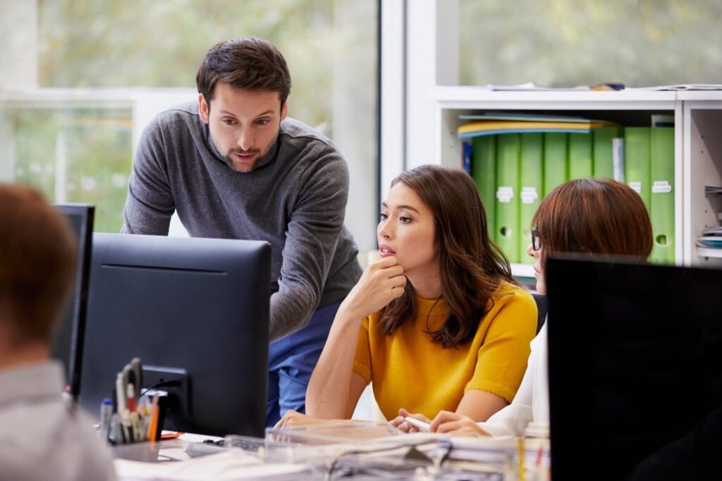 personne reflechissant devant plusieurs agences bancaires