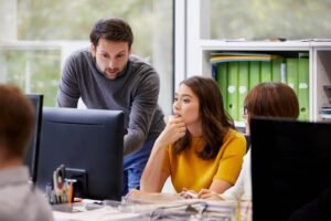 personne reflechissant devant plusieurs agences bancaires