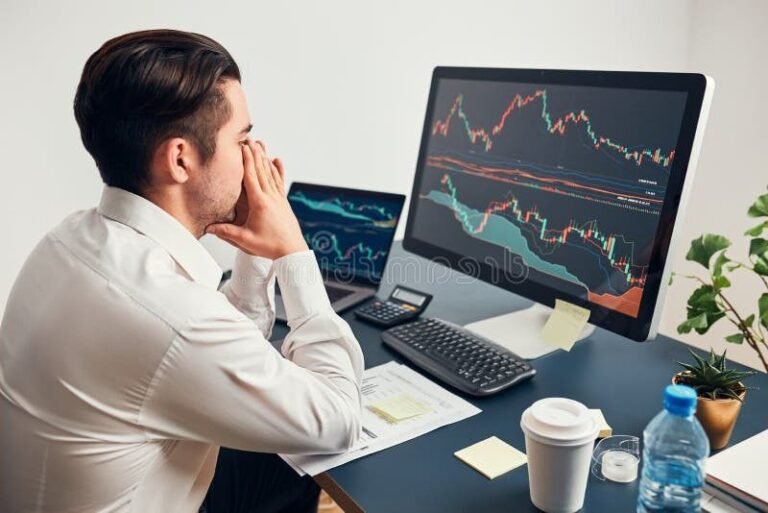 personne regardant graphiques boursiers sur ecran