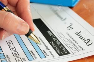 personne remplissant formulaire demande carte bancaire