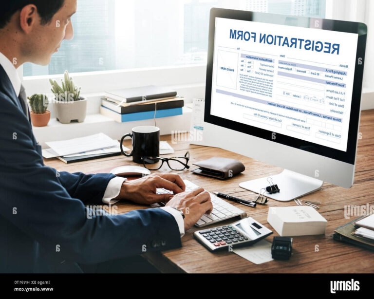 personne remplissant formulaire inscription auto entrepreneur