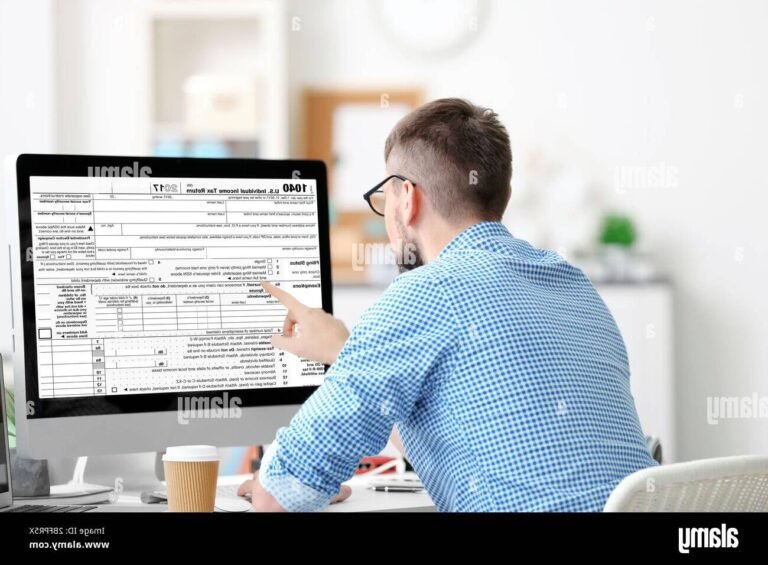 personne remplissant un formulaire sur ordinateur