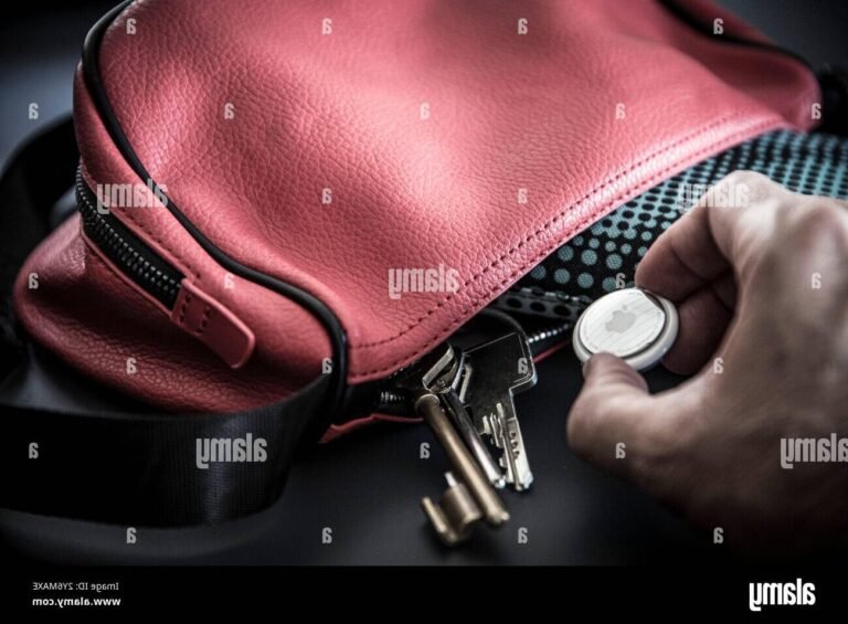 personne retrouvant cle dans sac ouvert