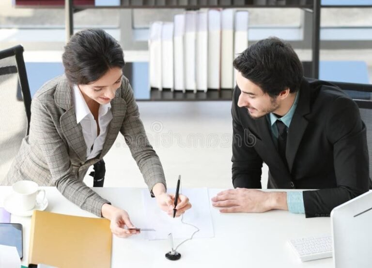 personne signant contrat de credit bancaire moderne