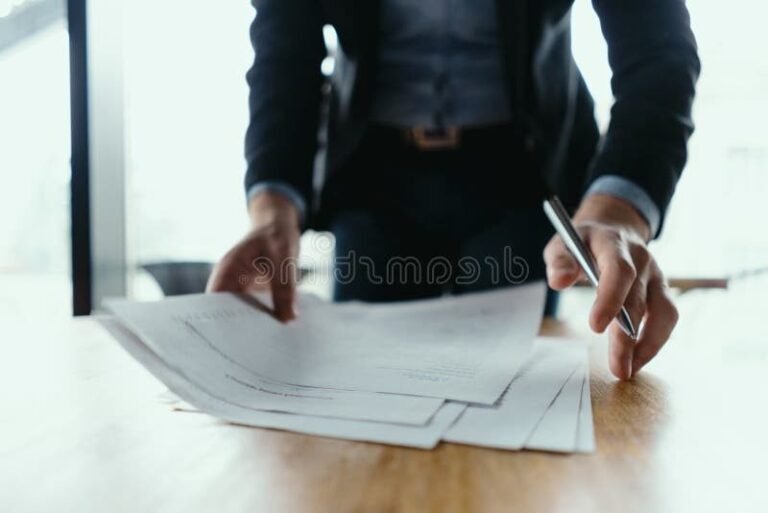 personne signant des documents dentreprise moderne