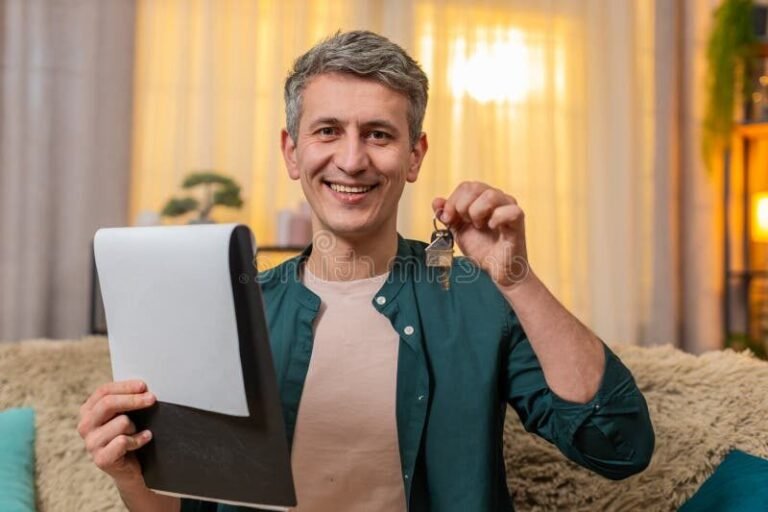 personne signant un contrat avec sourire confiant