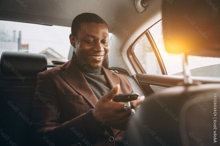 personne souriante avec smartphone et voiture