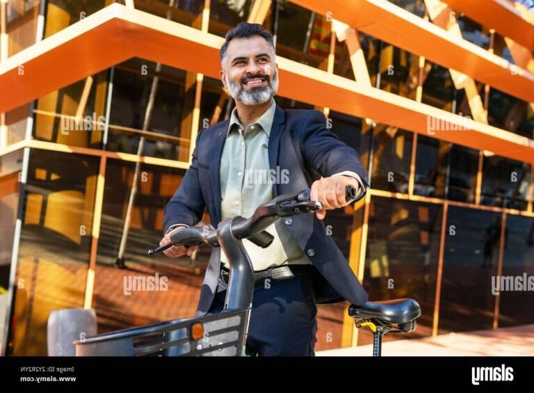 personne souriante avec velo electrique moderne