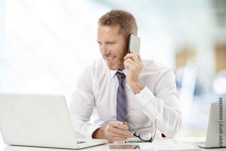 personne souriante consultant smartphone banque en ligne