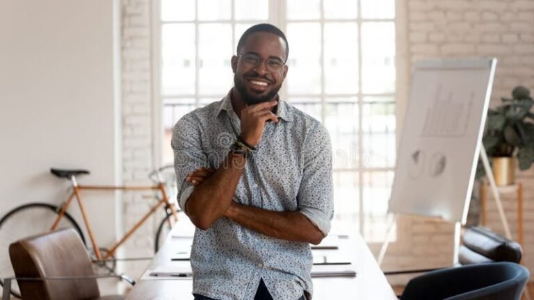 personne souriante demarrant son entreprise moderne