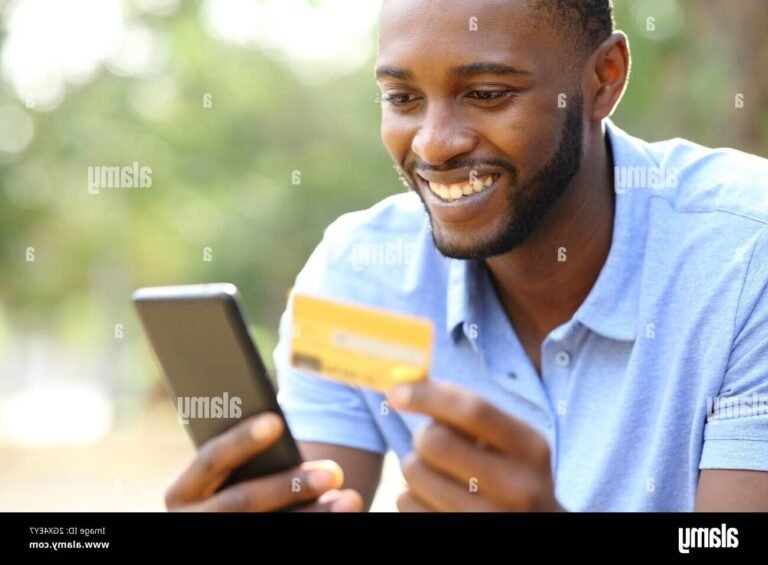 personne souriante ouvrant un compte bancaire