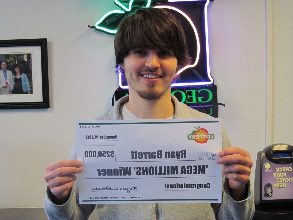 personne souriante recevant un cheque trimestriel