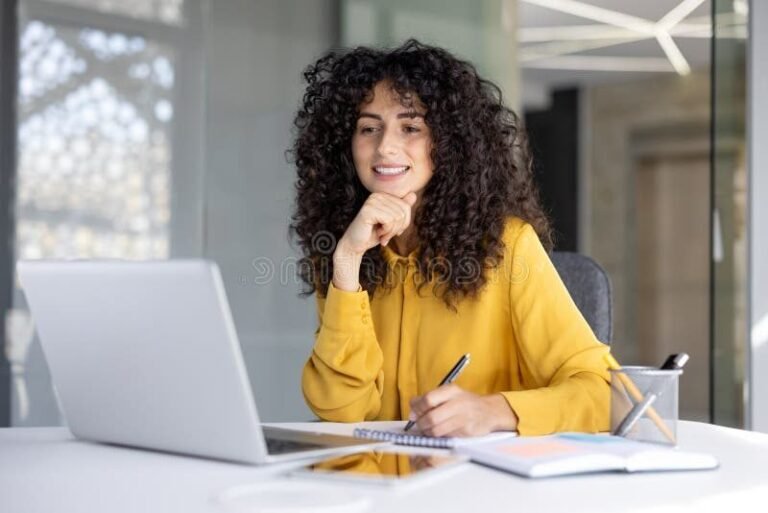 personne souriante remplissant un formulaire en ligne