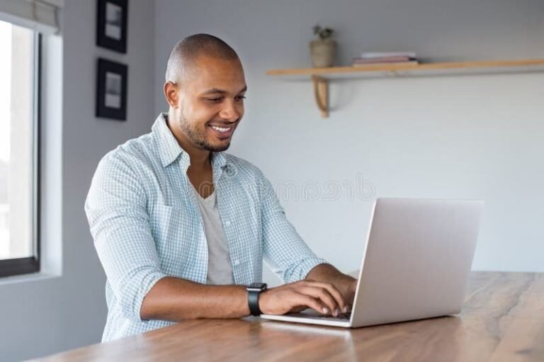 Comment créer une société en tant qu’auto-entrepreneur facilement 4 personne souriante travaillant sur ordinateur portable