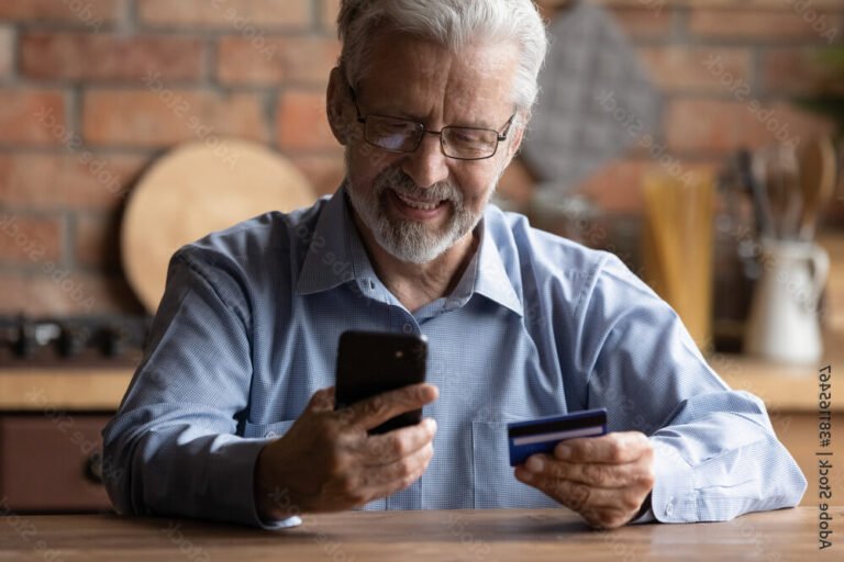 personne souriante utilisant smartphone pour banque