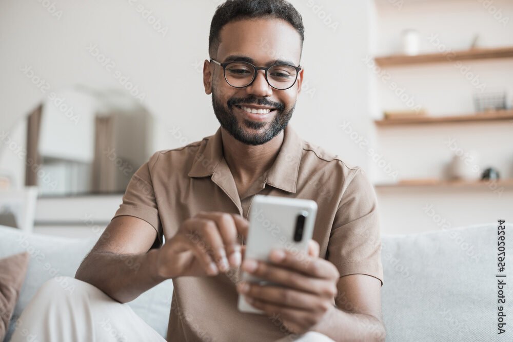 Quels Sont Les Avis Sur L'Assurance Merci Victor En Ligne 1 personne souriante utilisant une application mobile