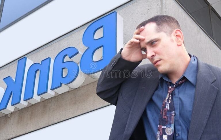 personne stressee devant des factures bancaires