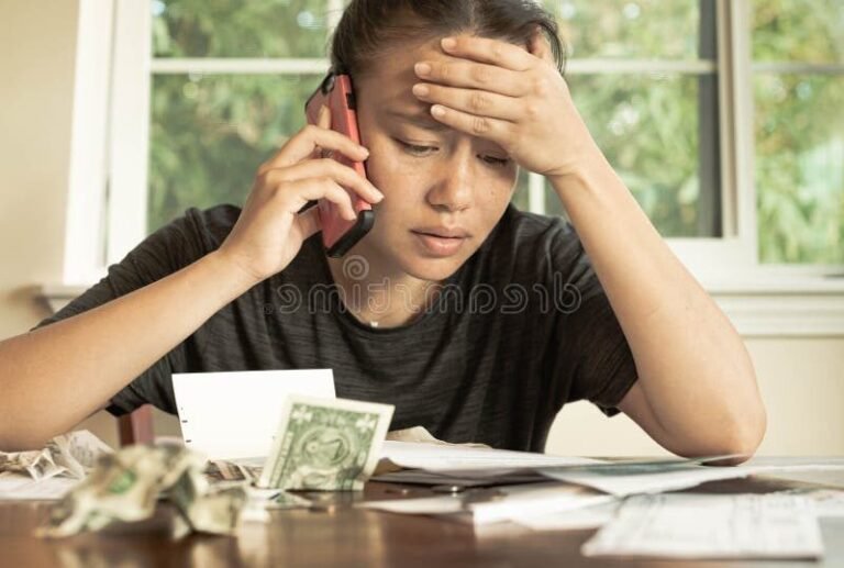 personne stressee devant releve bancaire