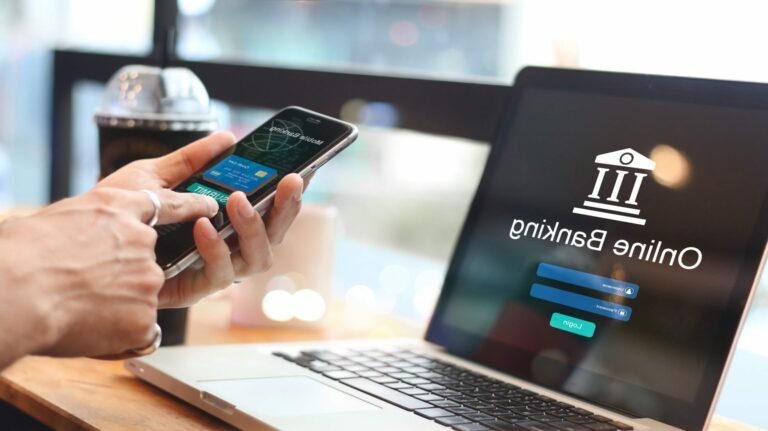 personne tenant un livret depargne ouvert