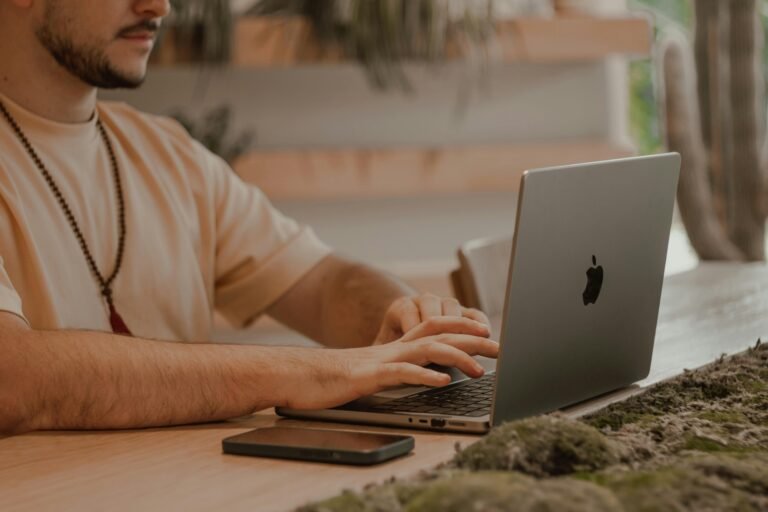 personne travaillant librement avec ordinateur portable