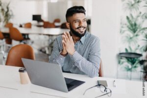 personne travaillant sur ordinateur portable moderne 1