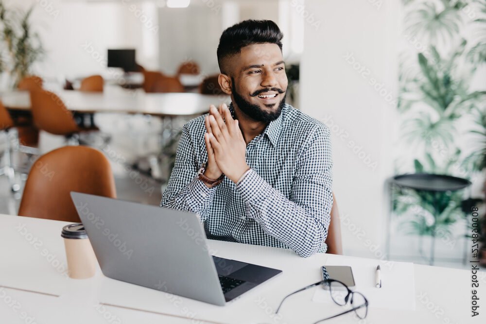 Comment Devenir Auto-Entrepreneur : Quelles Étapes Suivre Pour Réussir 2 personne travaillant sur ordinateur portable moderne 1