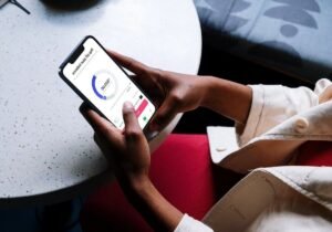 personne utilisant application bancaire sur smartphone 2