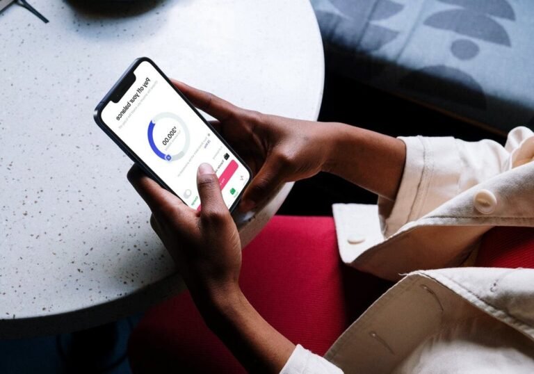 personne utilisant application bancaire sur smartphone