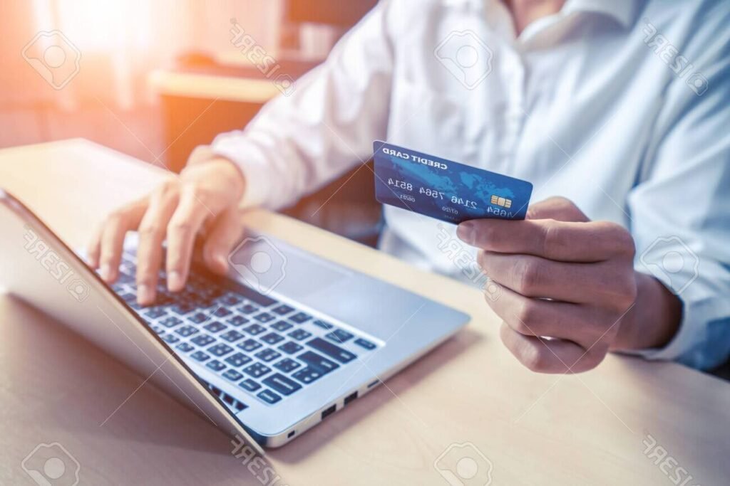 Comment Obtenir Un Crédit Sans Passer Par Les Banques Traditionnelles 1 personne utilisant application de credit en ligne