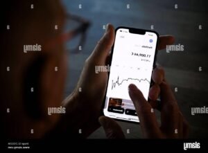 personne utilisant application trade republic smartphone
