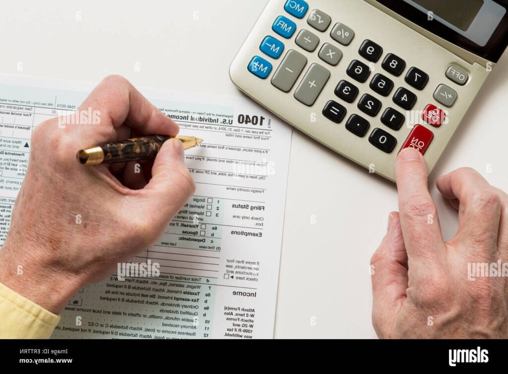 personne utilisant calculatrice avec documents fiscaux