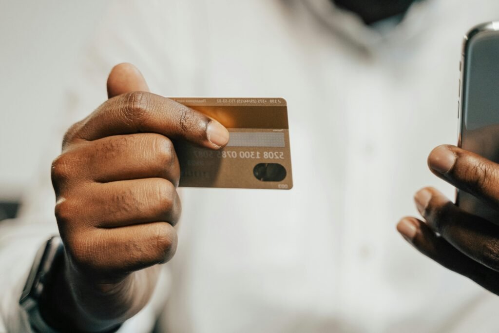 Comment Payer Un Billet De Train En Plusieurs Fois Sans Frais 1 personne utilisant carte bancaire sur smartphone