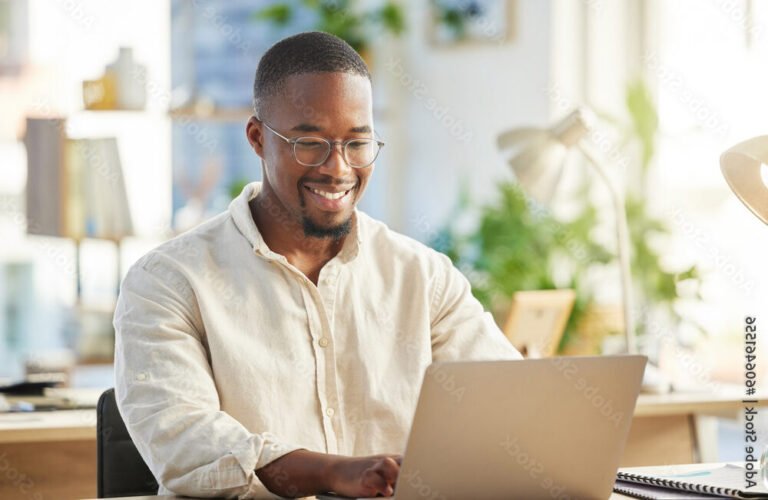 personne utilisant ordinateur portable pour creer entreprise