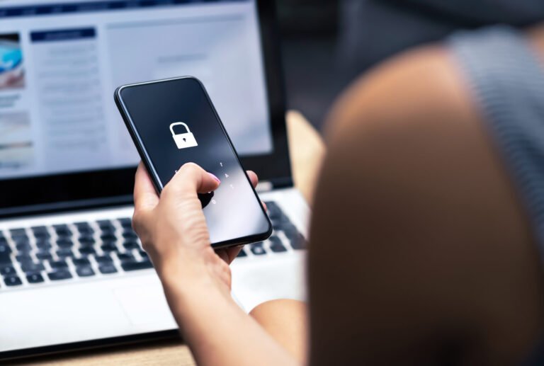 personne utilisant smartphone avec application bancaire ouverte