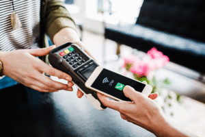 personne utilisant smartphone avec application paiement mobile