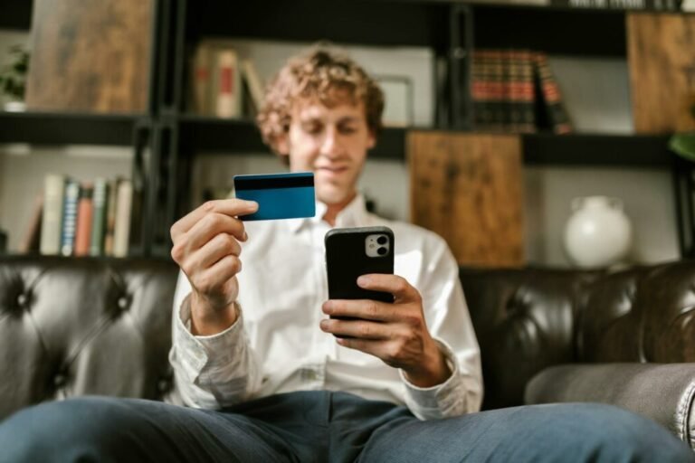 personne utilisant smartphone avec banque en ligne