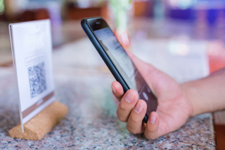 personne utilisant smartphone avec code parrainage