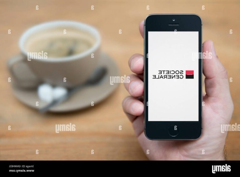 Comment Contacter la Mutuelle Société Générale Pour Vos Besoins 15 personne utilisant smartphone avec logo societe generale