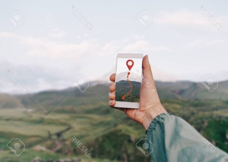 personne utilisant smartphone en liberte exterieure