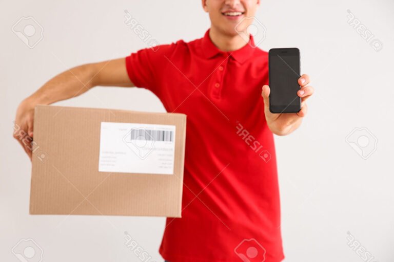 personne utilisant smartphone et enveloppe la poste