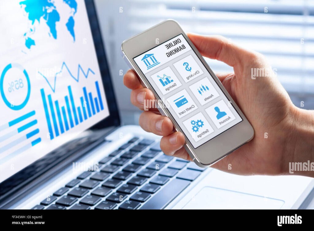 personne utilisant smartphone pour gerer compte bancaire