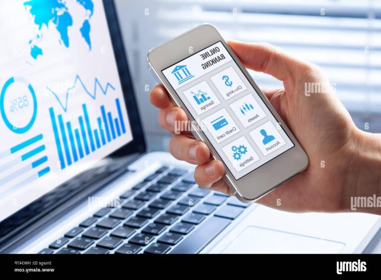 personne utilisant smartphone pour gerer compte bancaire