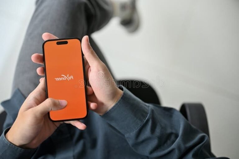 personne utilisant smartphone pour paiement international