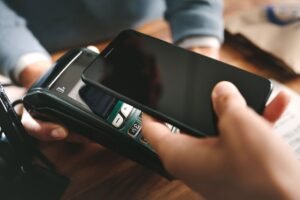 personne utilisant smartphone pour paiement mobile
