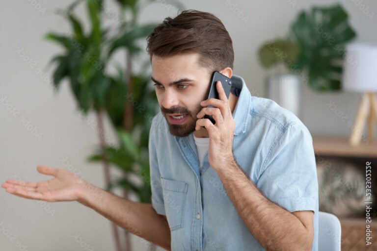 personne utilisant smartphone pour service client