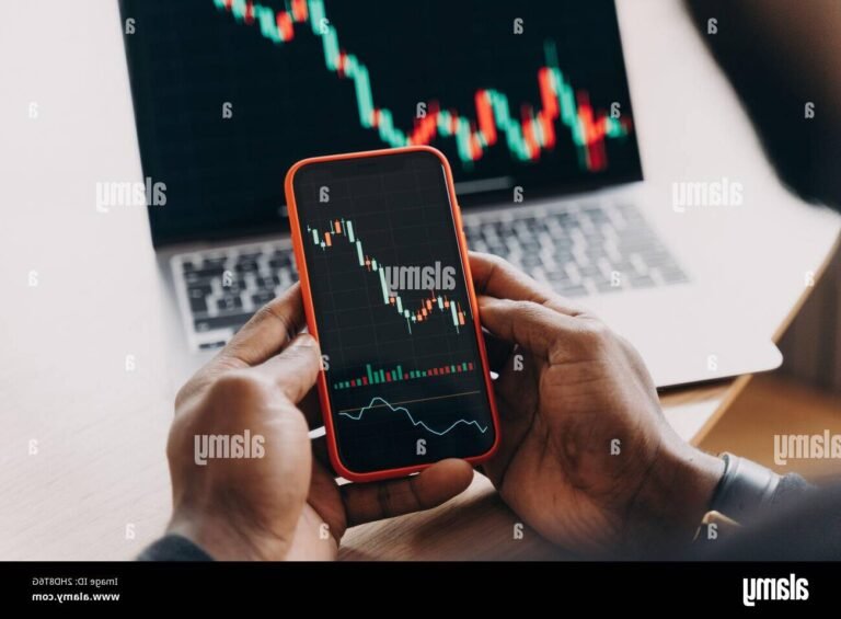 personne utilisant smartphone pour trading actions