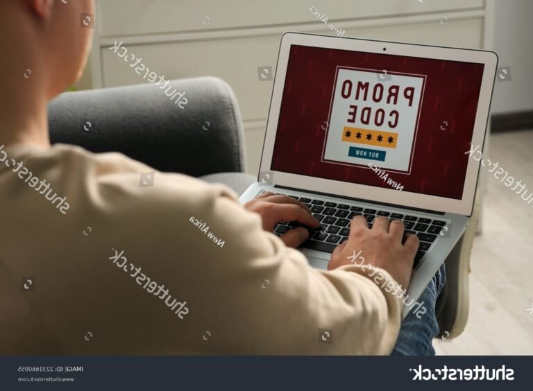 Comment Utiliser et Résumer Efficacement un Code Promo en Ligne 13 personne utilisant un code promo sur ordinateur