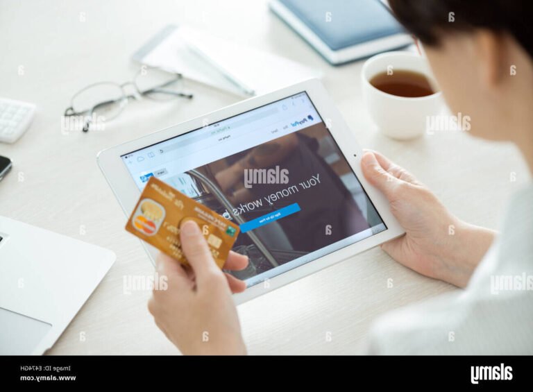 Comment Payer un iPad en Plusieurs Fois Sans Frais en Toute Simplicité 4 personne utilisant un ipad avec carte bancaire