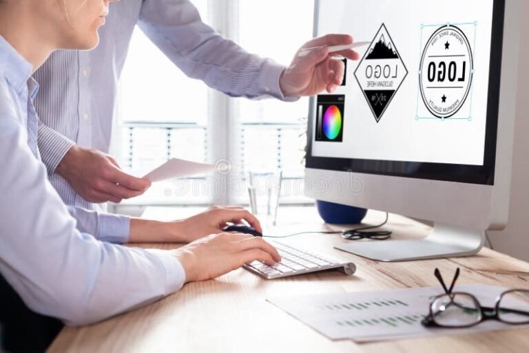 personne utilisant un ordinateur avec des icones de competences digitales