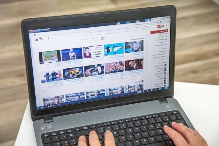 personne utilisant un ordinateur avec interface web parisienne